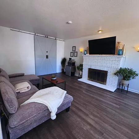 Luna'S Cozy Private Hosted Suite With Fireplace And 2 Bedrooms